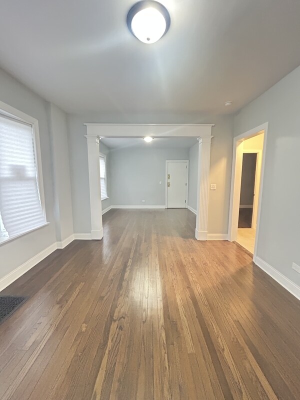 Foto del edificio - 1852 W 58th St