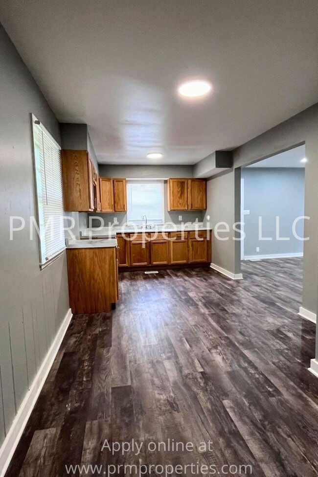 Building Photo - 4 Bedrooms / 1 Bathroom House