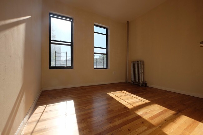 Building Photo - 921 E 179th St