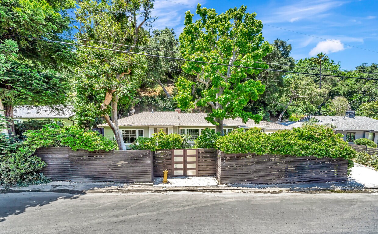 Primary Photo - 3743 Goodland Ave