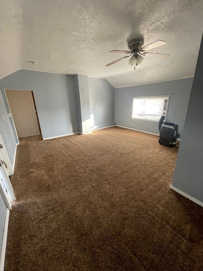 Building Photo - Upstairs 2 Bedroom, 1 Bathroom Apartment l...