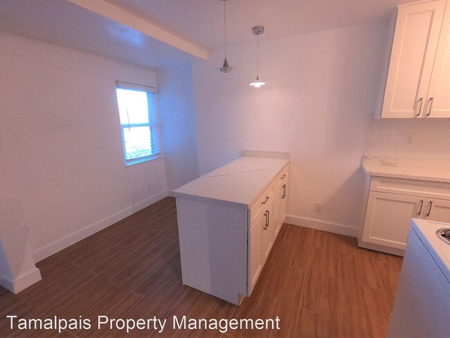 Building Photo - Studio, 1 bath House - 121 Grove Ave, #5