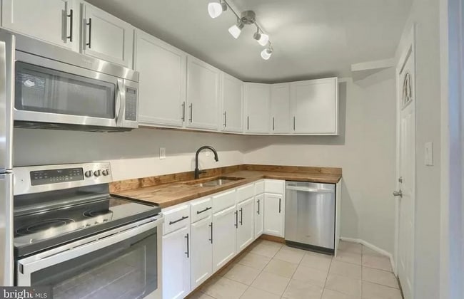 Building Photo - Spacious 3 Bedroom on 2nd