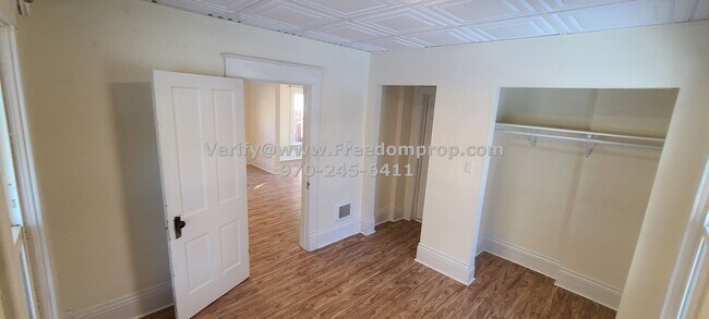 Foto del edificio - 309-311 W First Street
