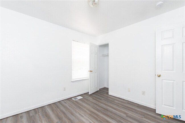 Foto del edificio - 4207 Primrose Dr