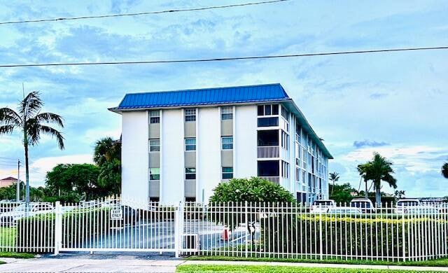 Building Photo - 2936 Lake Shore Dr