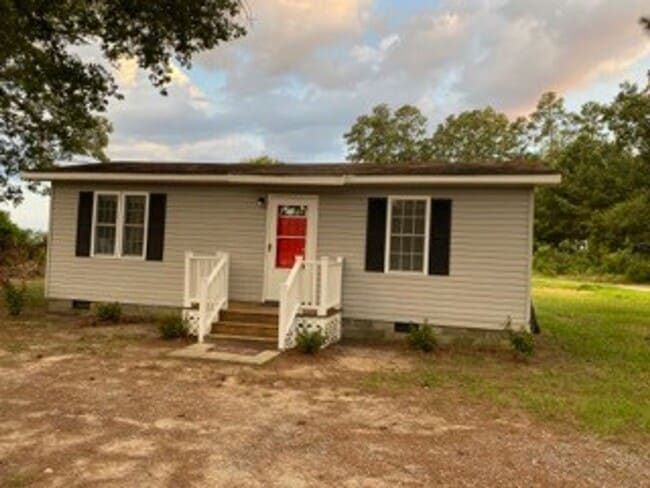 Building Photo - 2 Bedrooms, 1 Bathroom Home in Centre!