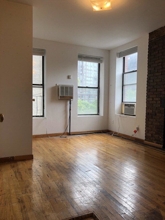Primary Photo - 76 E 1st St