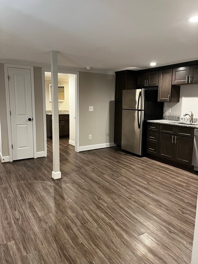 Building Photo - 624 W 1st St