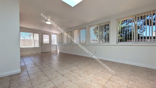 Building Photo - Spacious 3-Bedroom, 2-Bath Home Near the B...