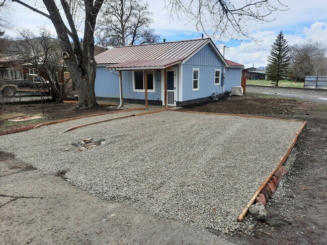 Building Photo - 220 Oak Ave