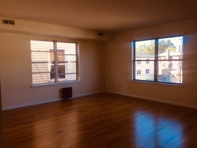 Building Photo - 115 Logan Ave