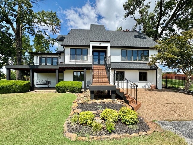 Building Photo - Executive NWA home with POOL and SHOP