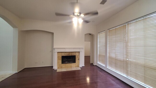 Foto del edificio - Spacious 5-Bedroom, 4-Bath Home in Richard...