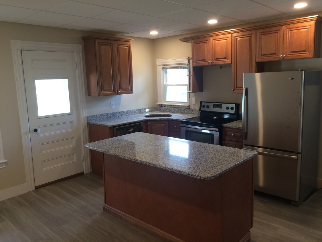Foto principal - 63 Harrington Ave