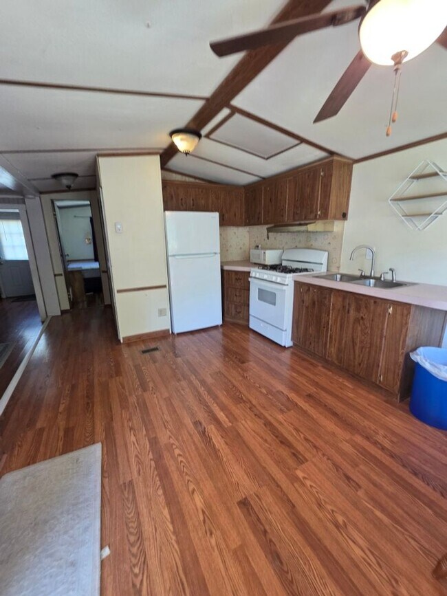 Building Photo - $1,100 - 1 Bedroom / 1 Bath Furnished Park Model in Tatham Mountain Park