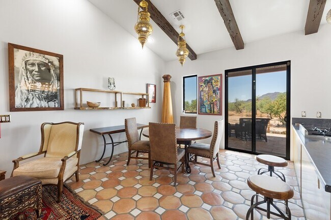 Building Photo - Luxurious Moroccan Escape!!
