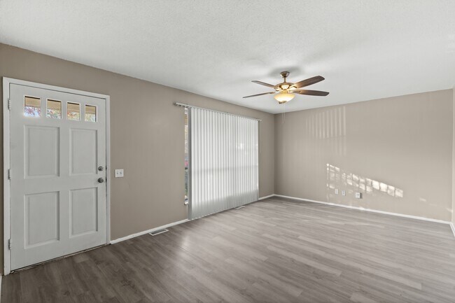 Foto del edificio - 695 Charvel Dr