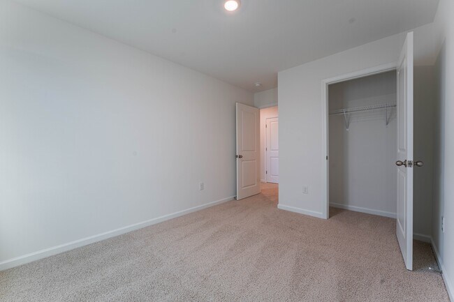 Building Photo - 390 Freestall Dr