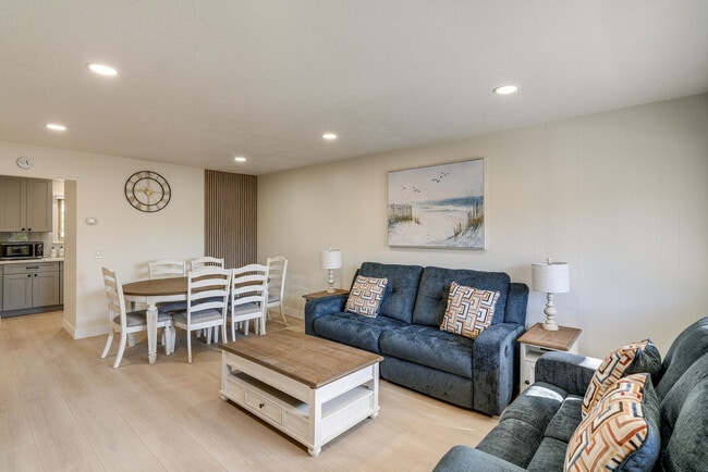 Building Photo - 440 Dela Vina Ave
