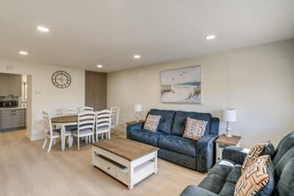 Building Photo - 440 Dela Vina Ave