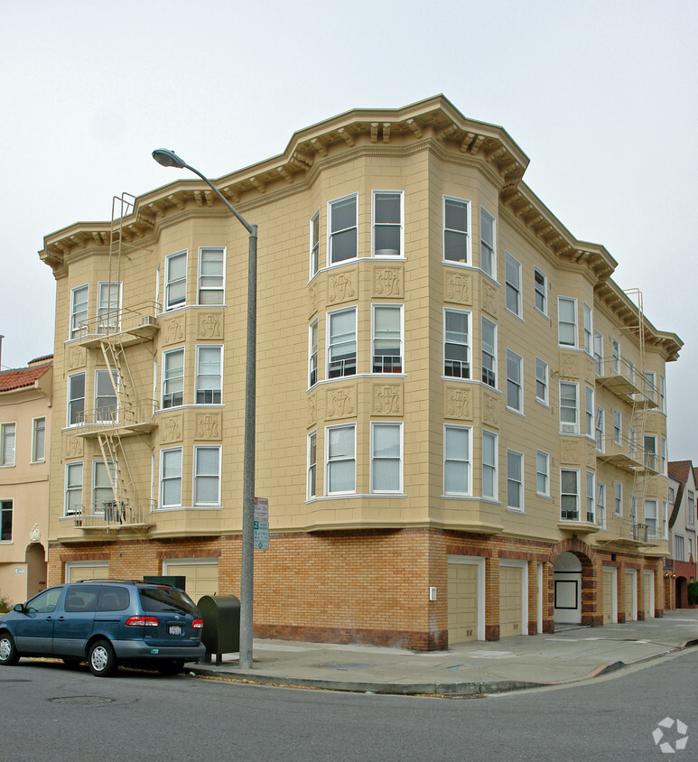 Building Photo - 2101 Bay St