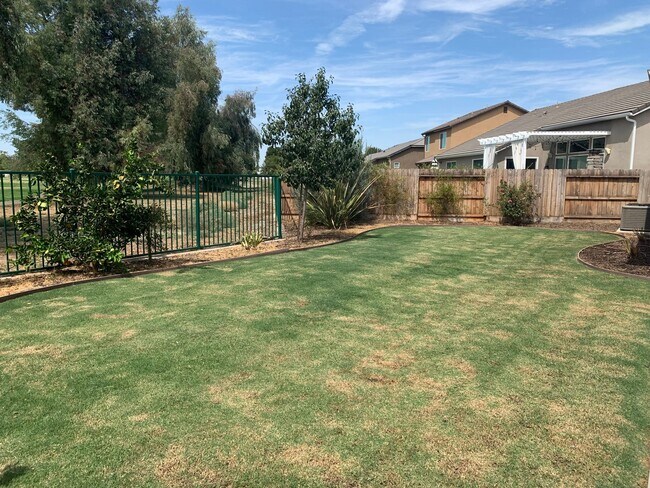 Foto del edificio - Lemoore home on the golf course! Available...