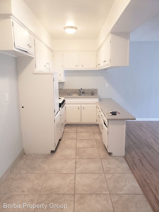 Building Photo - 985 N Park Cir Dr