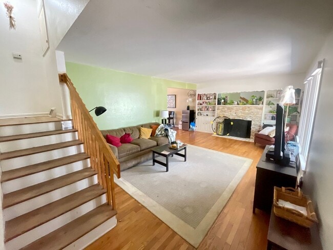 Building Photo - Expansive 5-bedroom, 2.5-bath home with incredible mountain views!