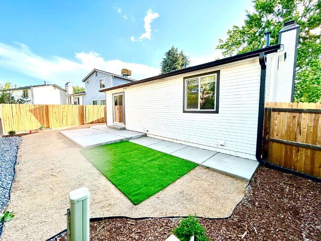 Building Photo - AVAILABLE NOW! Charming Home in the Cottonwood Community!