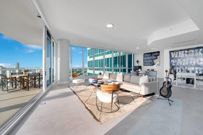 Foto del edificio - 100 South Pointe Dr