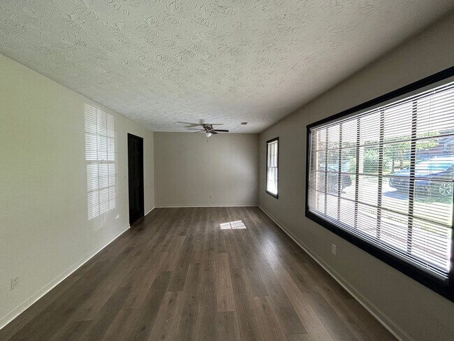 Foto del edificio - 33 Lynhaven Dr