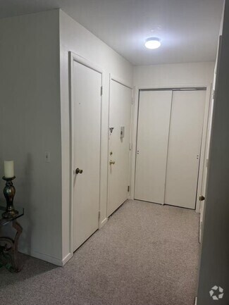 Building Photo - V2 Avon Dr