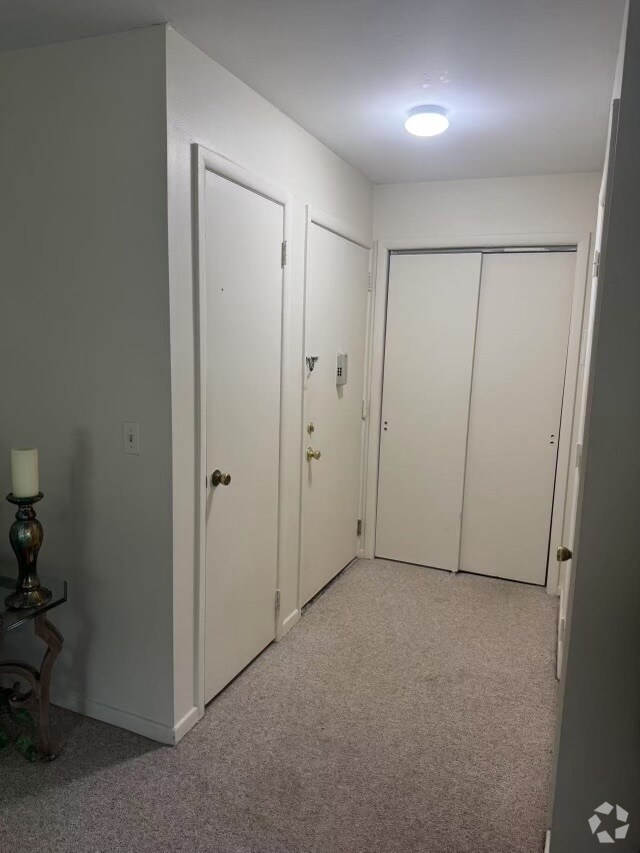 Building Photo - V2 Avon Dr