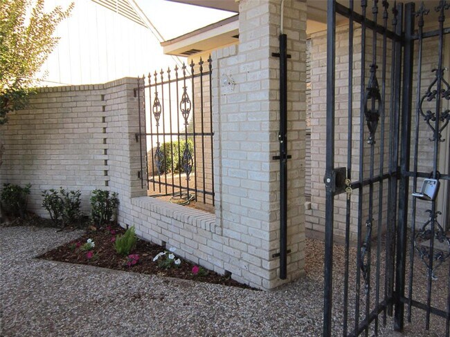 Building Photo - 210 Mayfair Cir