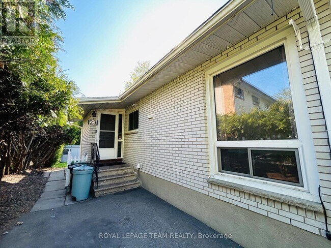 Building Photo - 23 Southview Crescent