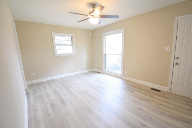 Building Photo - 3 Bedroom 2 Bath Home (Pets Under 30lbs Considered)
