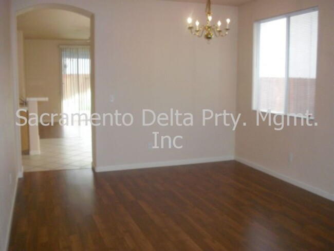 Foto del edificio - Charming 4 bed/ 2 bath home in Elk Grove