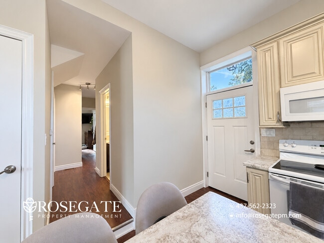 Photo du bâtiment - Pet-Friendly 2-Bedroom Corner-Unit House in Barrie | 2 Parking Spots + Deck