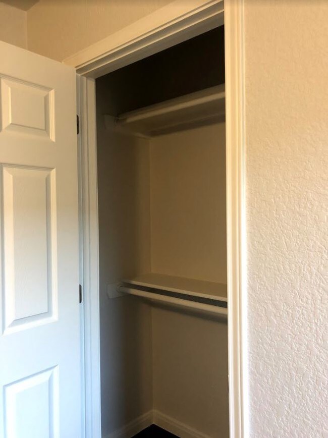 Armario del dormitorio - 128 E Ball Rd