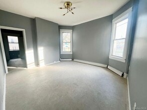 Building Photo - 12 Riverview Pl