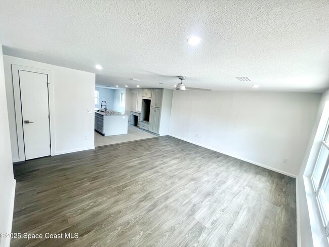 Building Photo - 620 Poinsetta Dr