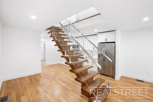 Foto del edificio - Magnificent 4 Bed 3.5 Bath Brownstone Duplex in Crown Heights