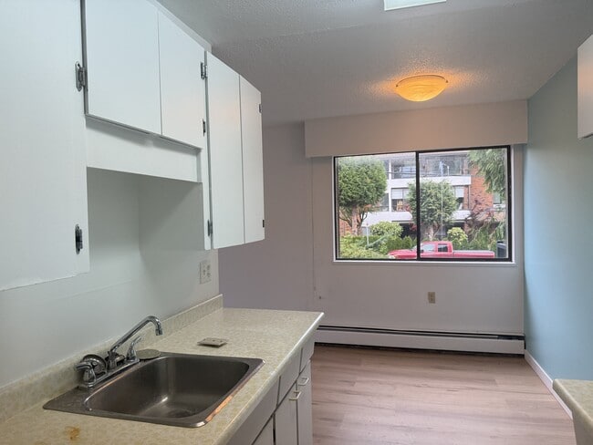 Building Photo - 1285 Martin St