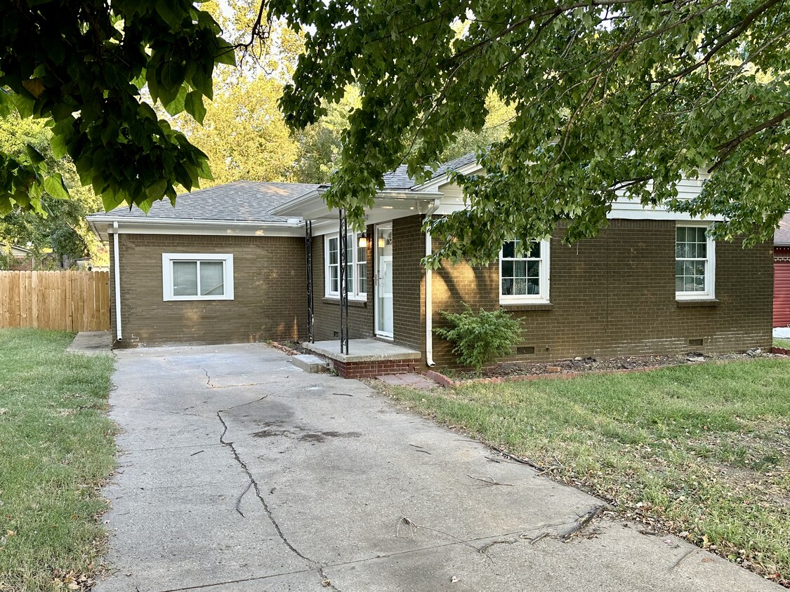 Front - 1244 N Lakeview Dr