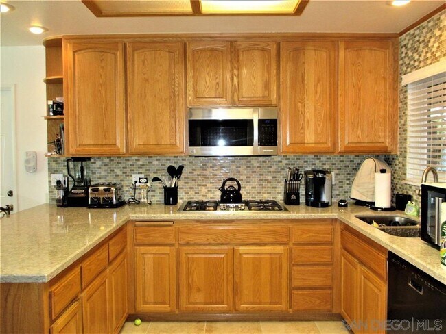 Building Photo - Entertainers delight, 4 bed 2 bath located...