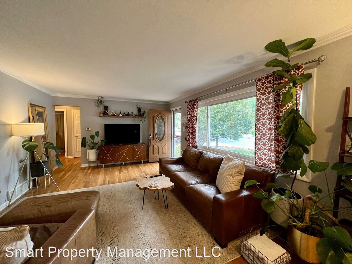 Foto principal - 5 br, 2.5 bath House - 2438 S Perry St