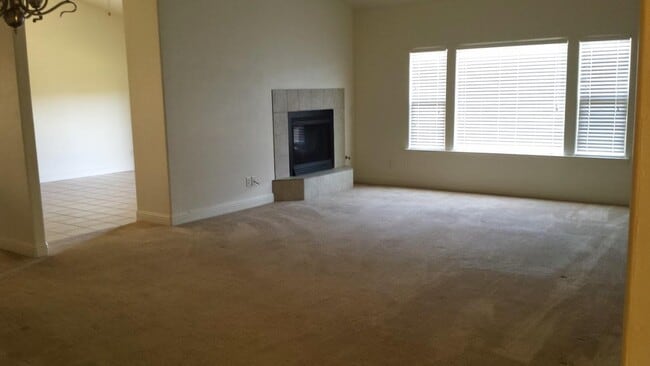 Building Photo - 2326 Lorena Ave