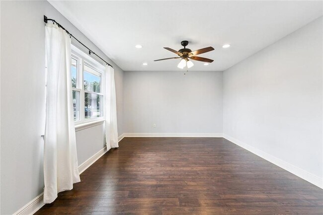 Foto del edificio - 1433 Poinsettia Dr