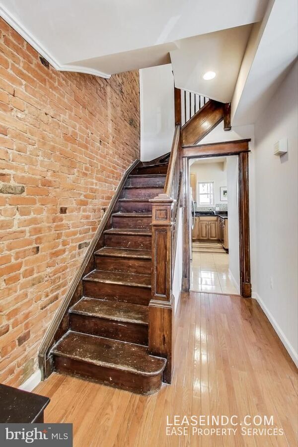 Building Photo - 535 Gresham Pl NW
